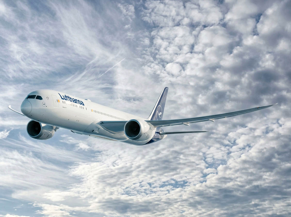 Boeing 787 Collapses to the Ground After Nose Gear Failure, Injuring Ground Workers